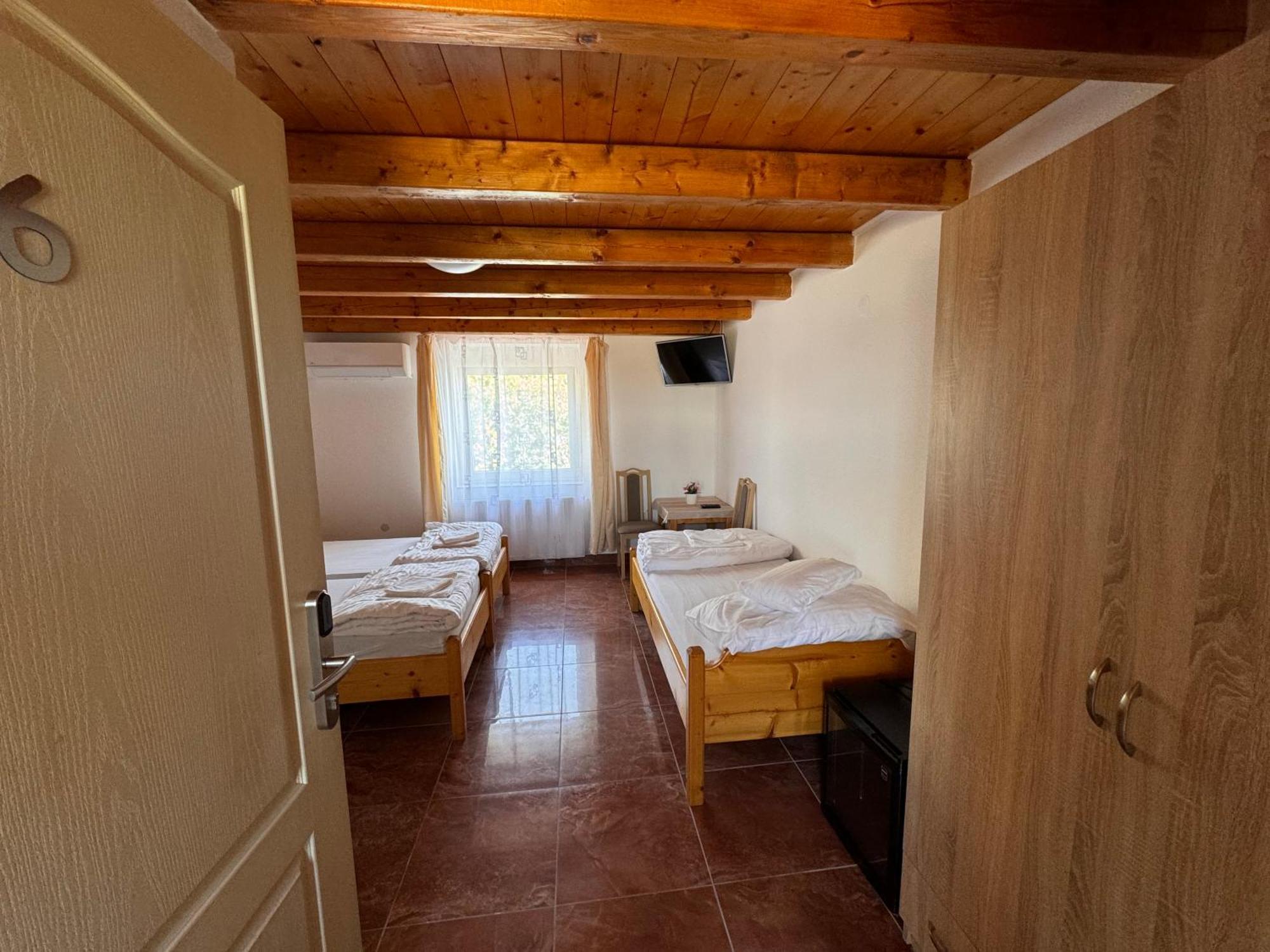 Fuerdo Panzio Bed and Breakfast Karcag Exteriör bild