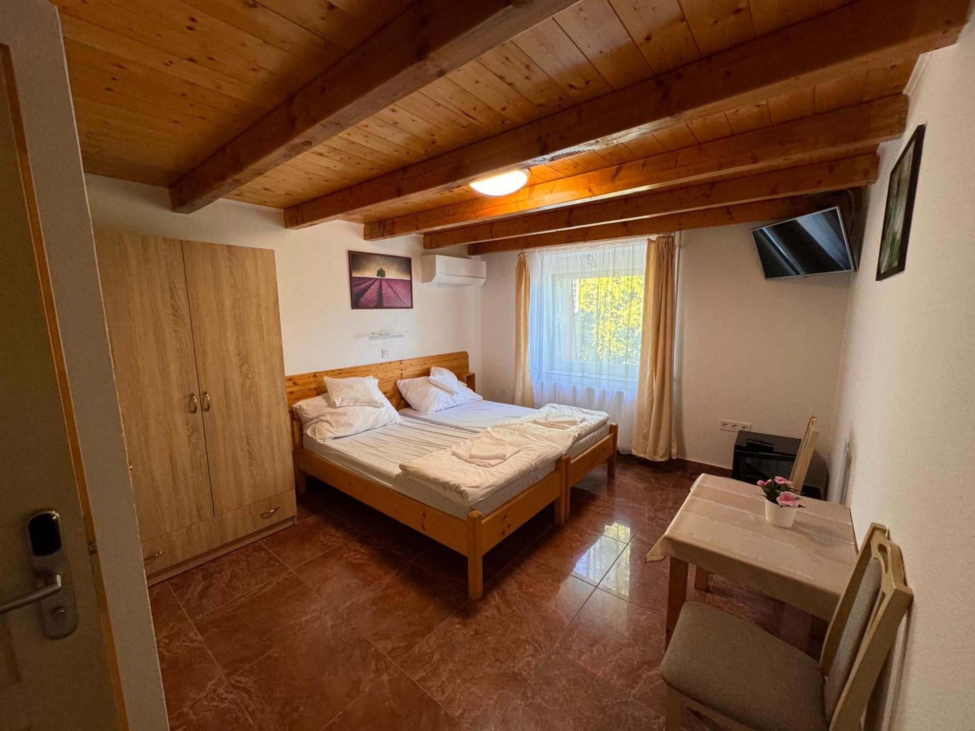 Fuerdo Panzio Bed and Breakfast Karcag Exteriör bild