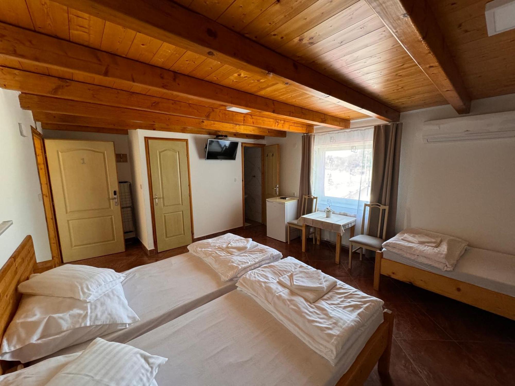 Fuerdo Panzio Bed and Breakfast Karcag Exteriör bild